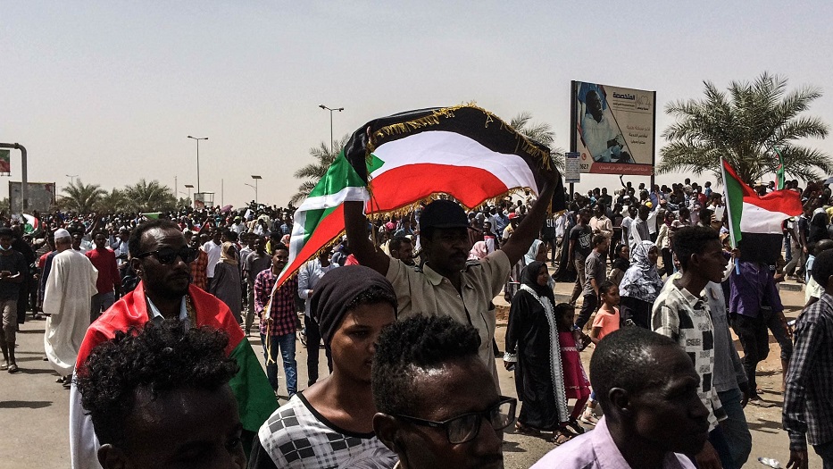 احتفالات بالخرطوم ابتهاجا بسقوط البشير 
