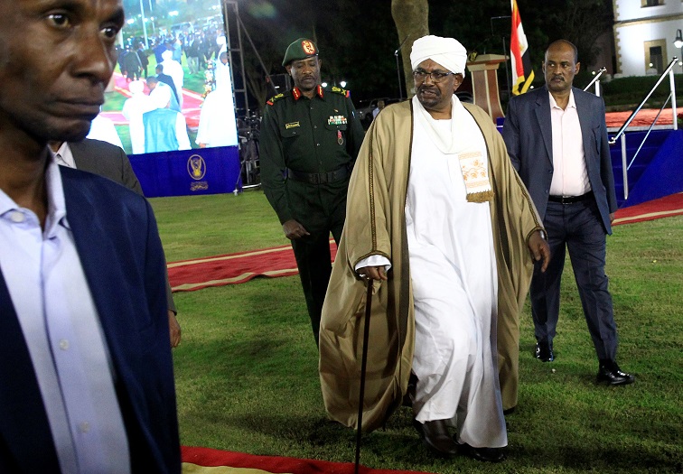 مصادر سودانية تكشف تفاصيل الساعات الأخيرة قبل اعتقال البشير