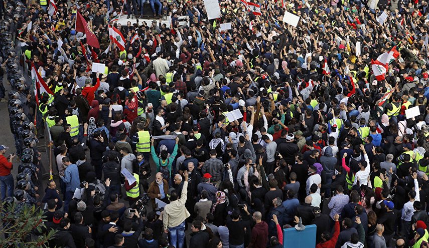 احتجاجات في لبنان بعد تلميحات حكومية بخفض الأجور