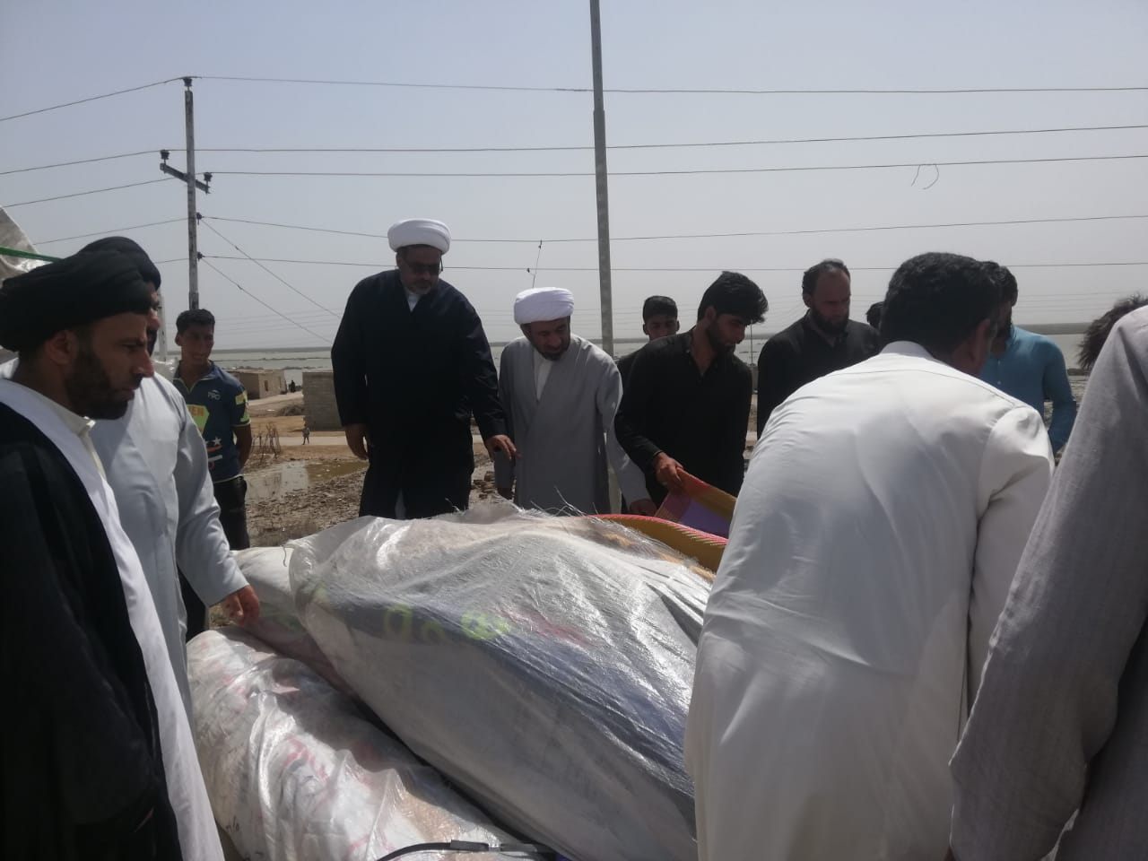 بالصور...وصول المساعدات للعوائل المنكوبة في ميسان