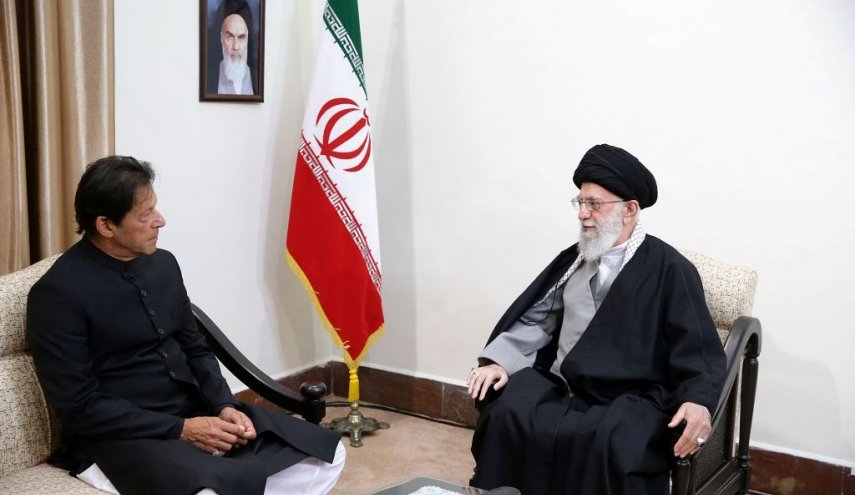 قائد الثورة: يجب تعزيز العلاقات بين ايران وباكستان خلافا لرغبة الاعداء