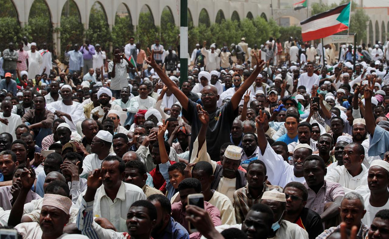 المحتجون بالسودان يشكلون وفداً للتفاوض مع العسكر