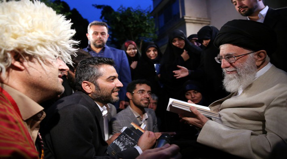 بالصور... لقاء كوكبة من أهالي الشعر والثقافة والأدب بالإمام الخامنئي