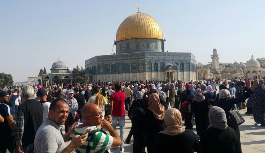 الآلاف يتوافدون للاقصى في الجمعة الاخيرة لشهر رمضان