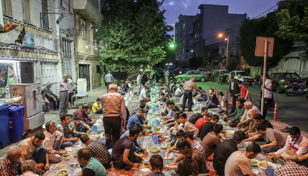 بالصور.. موائد الإفطار الرمضانية في طهران