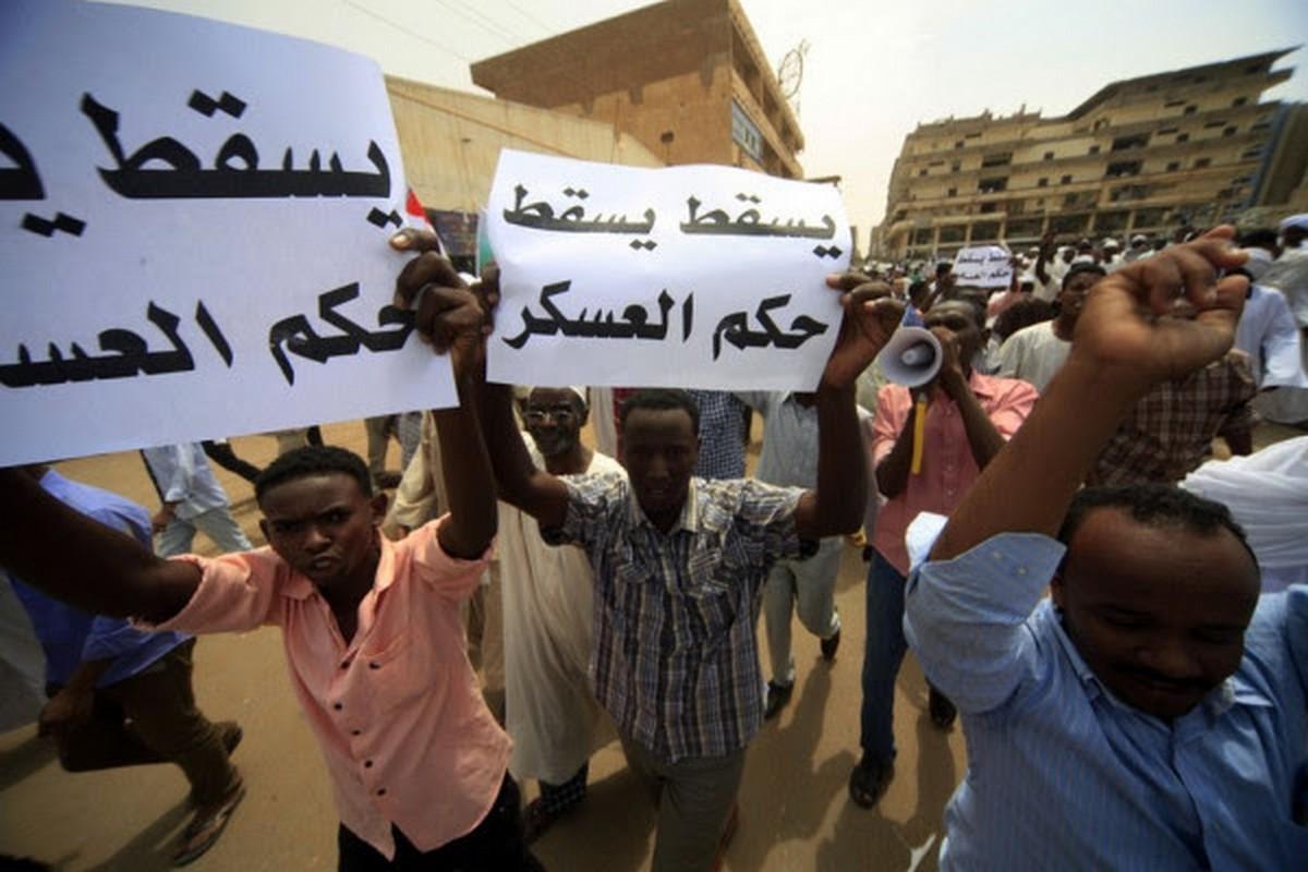 المعارضة السودانية تتوقع سيطرة العسكرعلى السلطة بانقلاب "كامل الدسم"