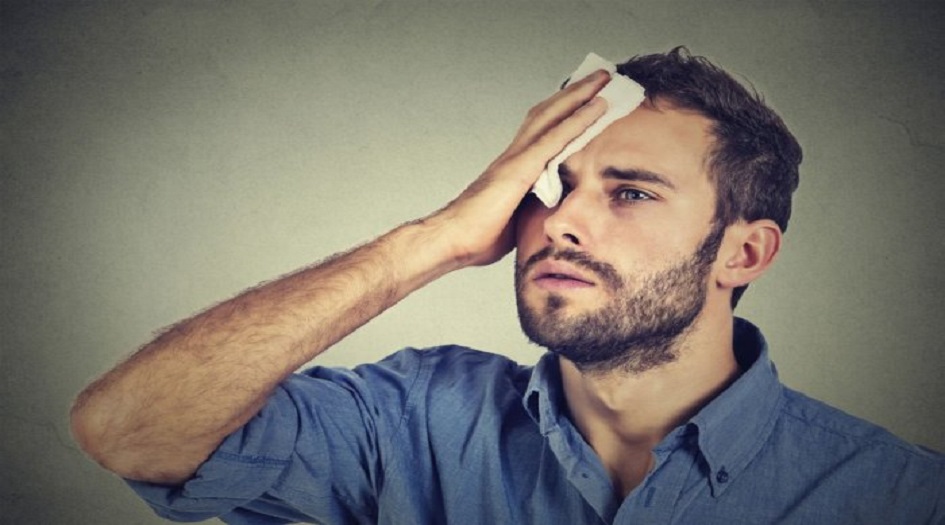 ماذا يعني التعرق أثناء شعورك بالبرد؟