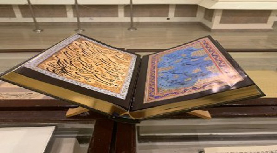عرض مصحف منسوب إلى خط الإمام علي(ع) في الهند