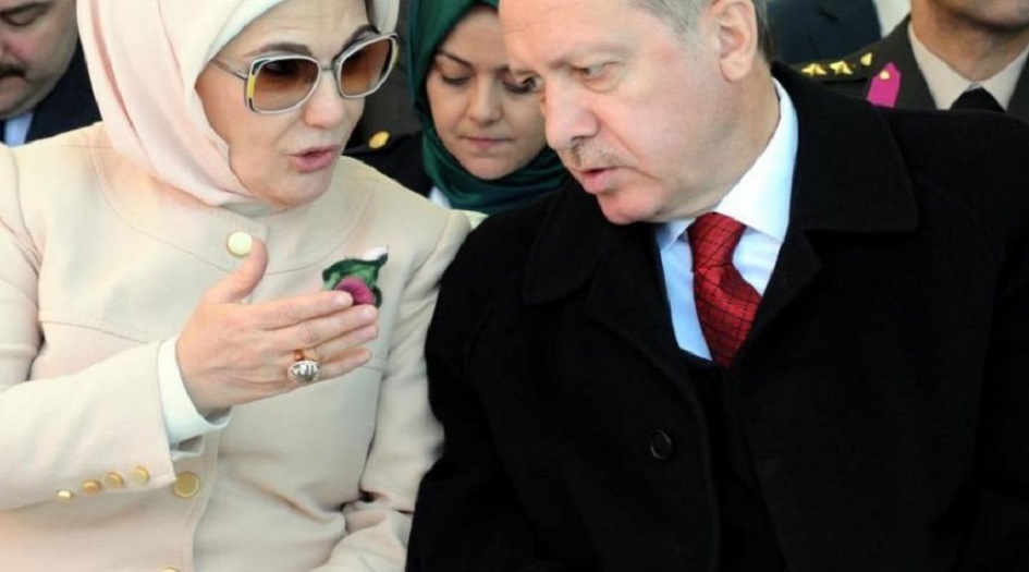 شاهد...ثمن حقيبة زوجة أردوغان يصدم الأتراك!