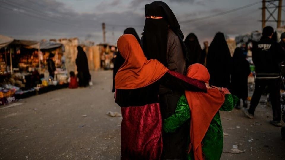بالصور.. داعشية تطعن حارسها وتختفي