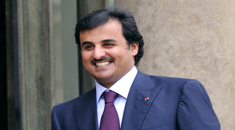 بالصور.. امير قطر يظهر جالسا وحيدا في احد شوارع لندن