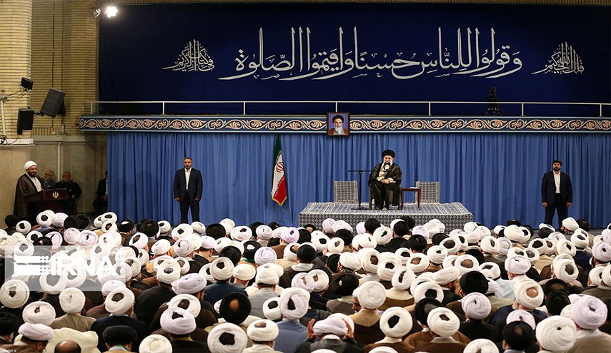 الامام الخامنئي: سنرد على القرصنة البحرية البريطانية ونواصل خفض التزاماتنا النووية