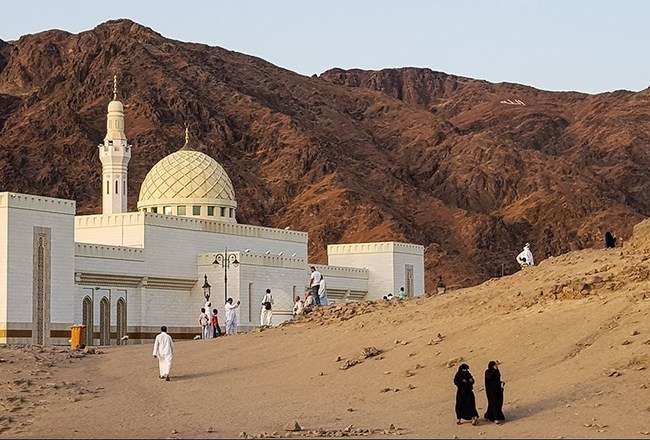 بازديد و زيارت زائران ايراني از اماكن مقدس و تاريخي مدينه النبي(ص)