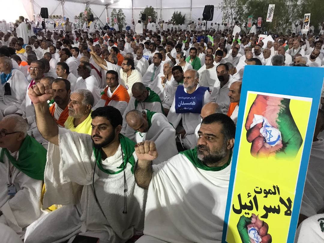 بالصور.. الحجاج يؤدون مراسم البراءة من المشركين على صعيد عرفات 