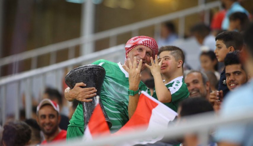 بالصور.. طفل يخطف الاضواء في مبارة العراق واليمن