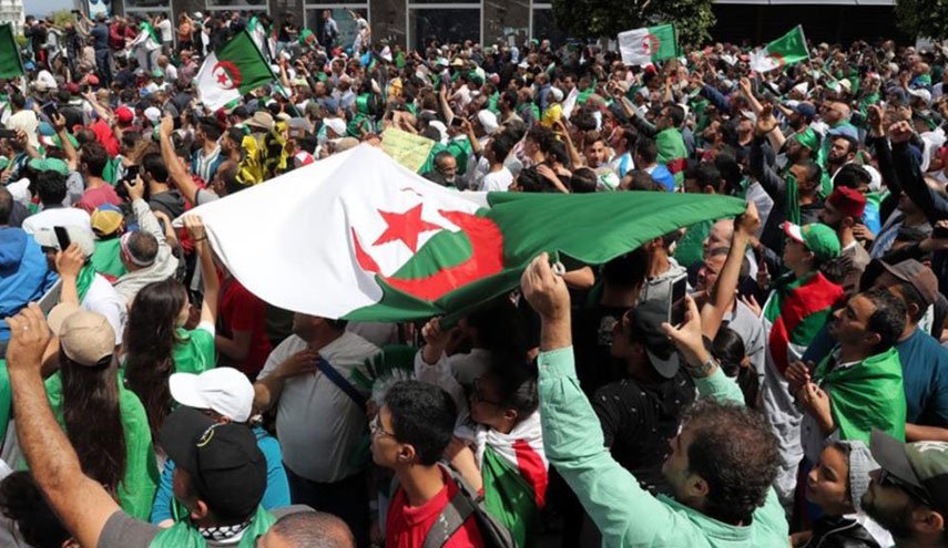 مئات الجزائريين يخرجون في مسيرات بالعاصمة
