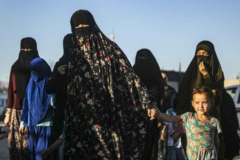 فرار نساء فرنسيات منتميات لتنظيم "داعش" من مخيم شمالي سوريا