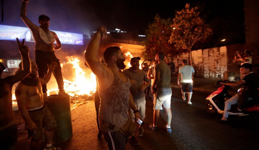 40 جريحا من العناصر الأمنية في احتجاجات لبنان