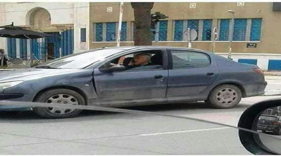 الرئيس التونسي قيس سعيد يذهب بسيارته الشخصية الى القصر الرئاسي