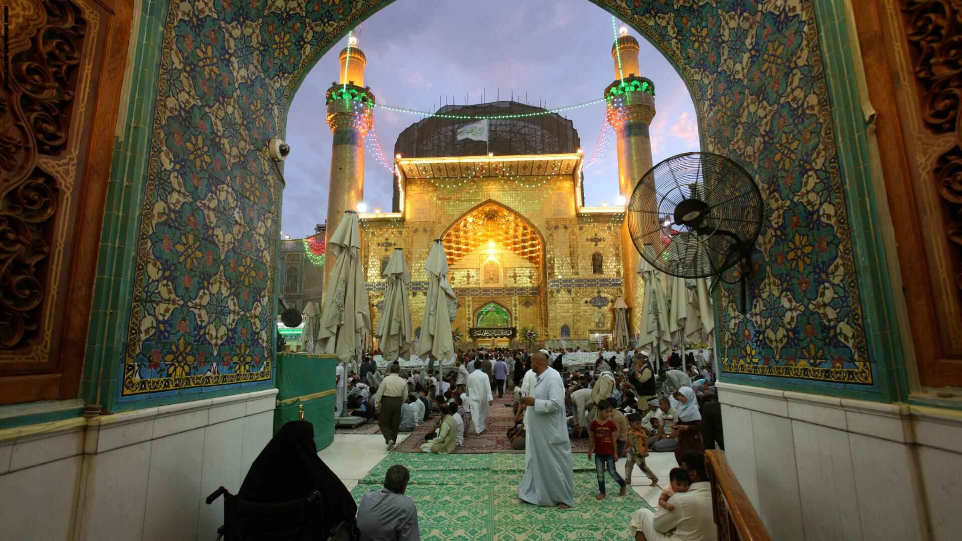 شاهد..بالدموع والأحزان على أمل العودة.. ودّع زائرو الأربعين مرقد أمير المؤمنين (ع) 