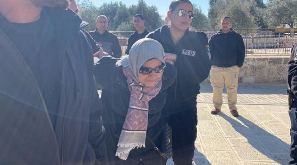 مستوطنين يقتحمون باحات الاقصى ... واعتقال اربعة فلسطينيات