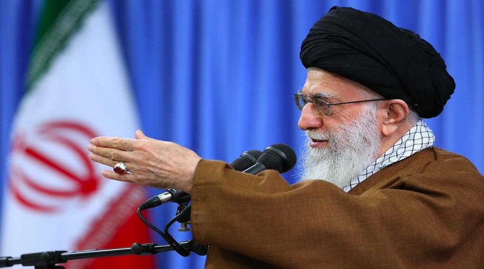 الامام الخامنئي يدعو المسؤولين إلى الأخذ بأسباب حياة الناس والعيش مثلهم