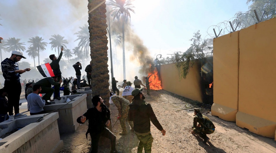 الحشد الشعبي يصدر بيانا هما و يدعو الجماهير المتواجدة أمام السفارة الأميركية إلى الانسحاب