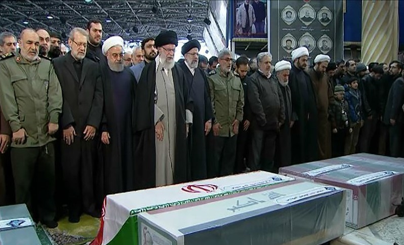 شاهد: الامام الخامنئي يؤم صلاة الجنازة على جثماني الشهيدين الفريق سليماني والمهندس ورفاقهما 