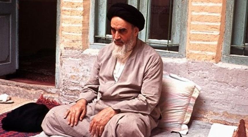 الجالس على الأرض تحت شجرة التفاح