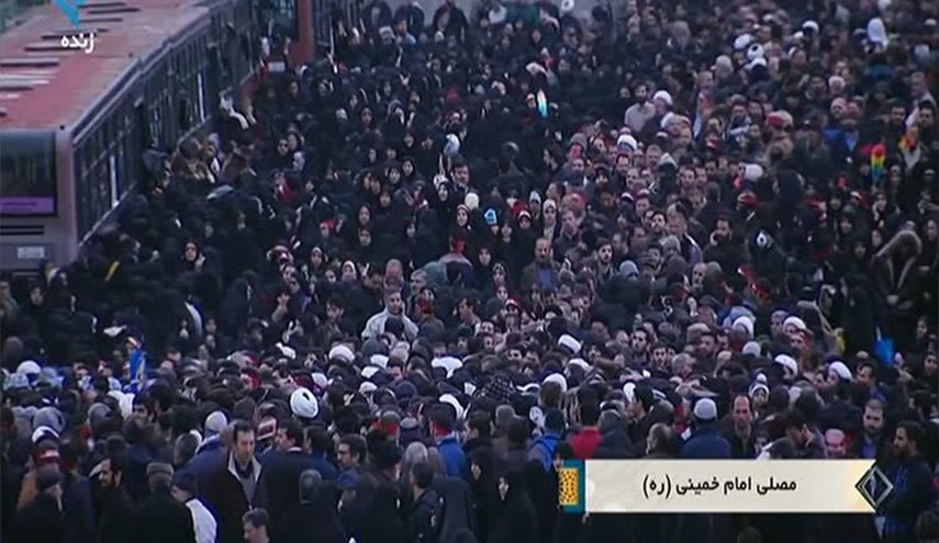 الحشود تتوافد لأداء صلاة الجمعة بإمامة قائد الثورة