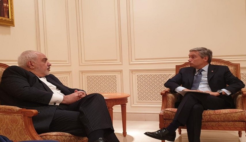 ظريف يلتقي نظيره الكندي في العاصمة العمانية
