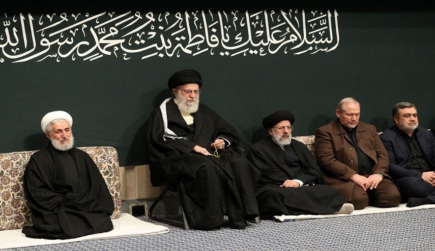 بالصور.. الامام الخامنئي يحضر مجلس عزاء استشهاد السيدة الزهراء (س)