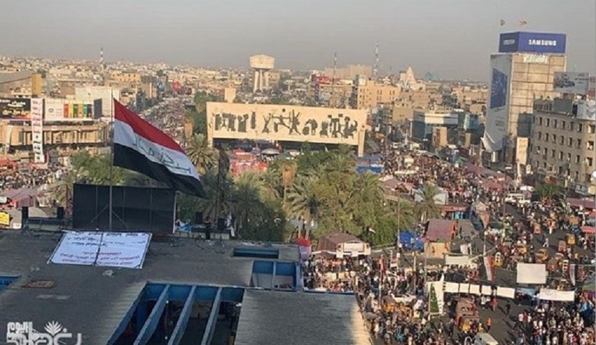 بغداد.. متظاهرون يلقون قنبلة على القوات الأمنية ويصيبون 7 منهم