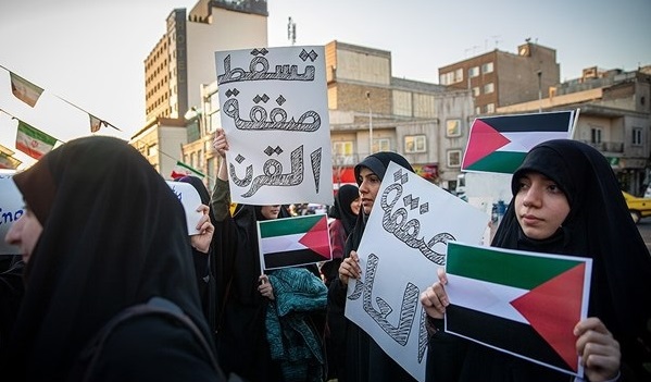 شاهد بالصور: تجمع طلابي وشعبي في طهران لرفض "صفقة القرن"