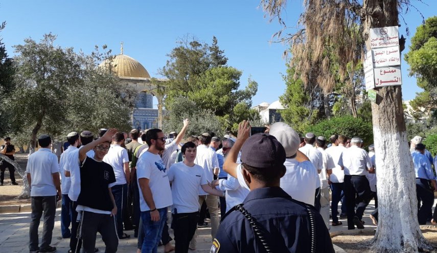 عشرات المستوطنين يقتحمون المسجد الأقصى