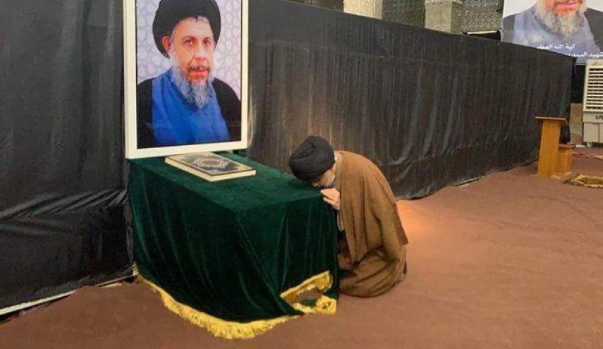 شاهد .. السيد مقتدى الصدر يزور أباه وعمه بالنجف الاشرف