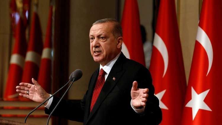 شاهد.. ما سر الدفتر الأسود الذي يحمله أردوغان بكل مكان؟