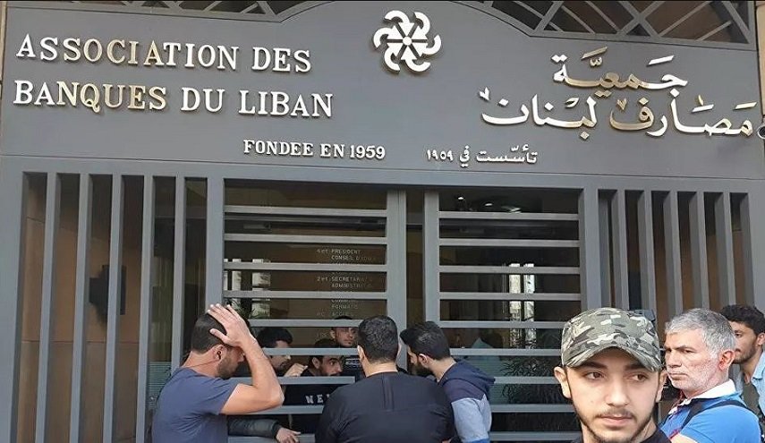 عطوان: كيف تستخدم أميركا سلاح "الدولار" لتفجير حرب أهلية جديدة في لبنان؟