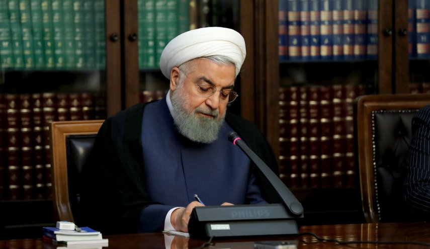 الرئيس روحاني يشيد بجهود وتضحيات العمال الايرانيين