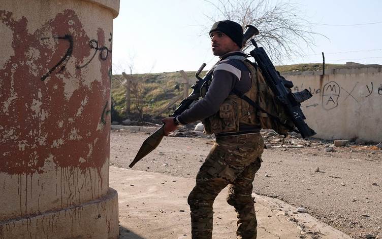 الحشد ينقذ طفلة قضى أبويها حرقاً على يد داعش في خانقين