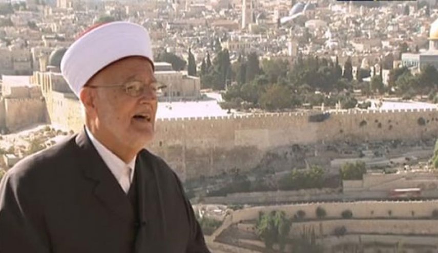 الإحتلال يعتقل خطيب الأقصى ويمنع المصلين الوصول اليه