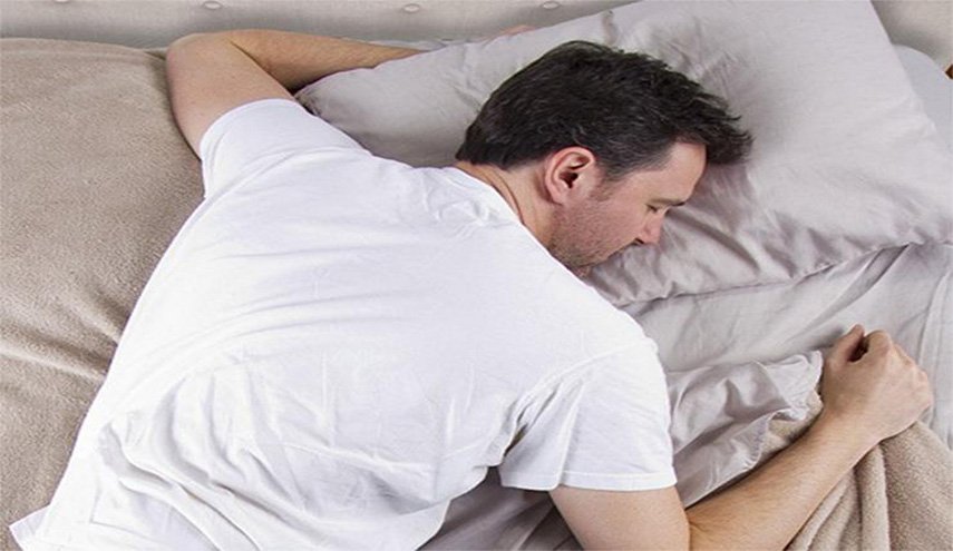 تقرير جديد يحذر من وضعية النوم على المعدة