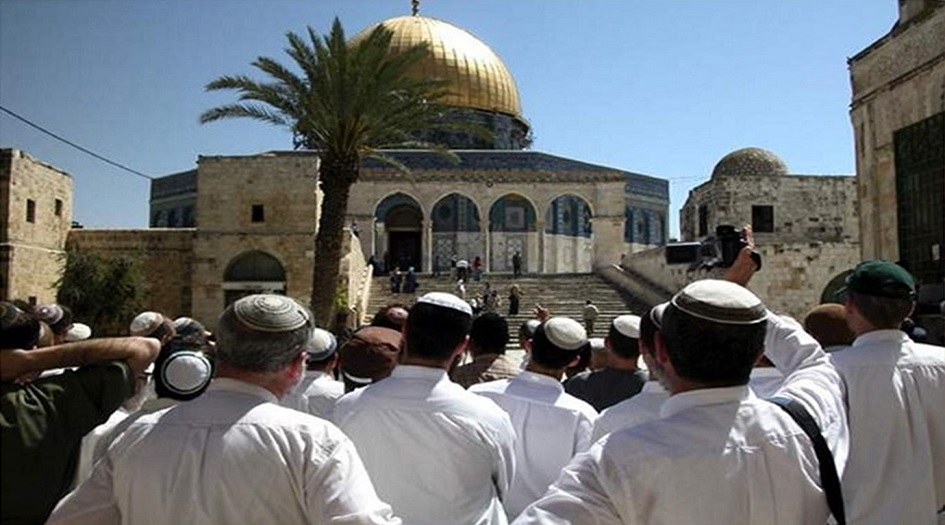 مستوطنون يقتحمون ساحات المسجد الأقصى بالقدس المحتلة