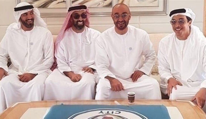 مغرد شهير يكشف.. الشرط الذي وضعه منصور بن زايد لتصفية شقيقه أحمد