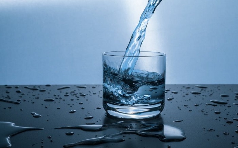 إكثروا من شرب الماء في الأيام الحارة.. لهذه الأسباب