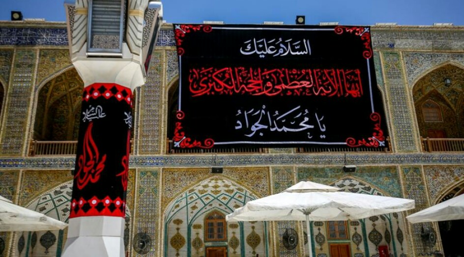 بالصور .. العتبة العلوية ترفع راية الحزن بذكرى استشهاد الإمام محمد الجواد (ع)