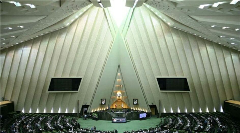 وزيرا الدفاع والاتصالات الايرانيان يحضران اجتماع لجنة الصناعة والتعدين البرلمانية