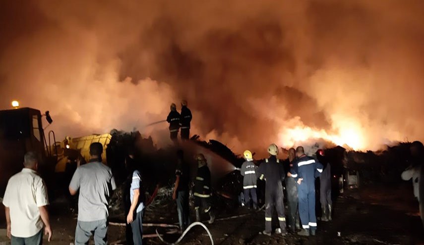 شاهد بالصور.. اخماد حريق كبير في ذي قار جنوب العراق