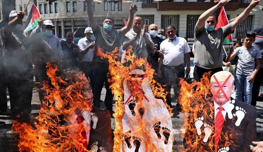 حرق صور نتنياهو وترامب وبن زايد في نابلس