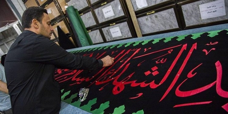 مراحل آماده‌سازي پرچم‌هاي عزا در كربلا چگونه است + تصاوير